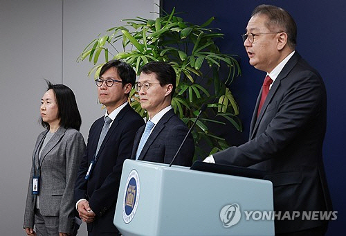 박상욱(오른쪽) 대통령실 과학기술수석(오른쪽)이 지난 3월 5일 서울 용산 대통령실 청사 오픈라운지에서 열린 간담회에서 발언하고 있다. 왼쪽부터 최선 첨단바이오비서관, 이경우 AI·디지털비서관, 최원호 연구개발(R&D) 혁신비서관, 박 수석. [연합뉴스]